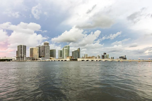 Miami City Skyline Panorama Skymningen Med Urban Skyskrapor Och Bro — Stockfoto