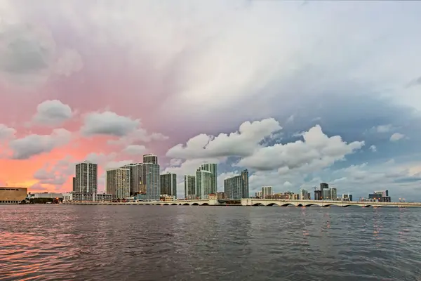 夕暮れ時のマイアミ市のスカイラインパノラマ壮大な夕日 — ストック写真
