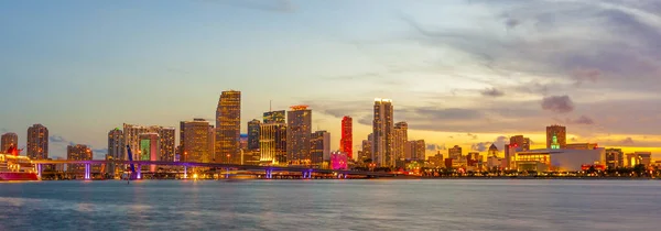 Miami Cidade Skyline Panorama Entardecer Com Arranha Céus Urbanos Ponte — Fotografia de Stock