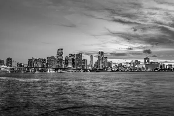 Miami City Skyline Panorama Der Abenddämmerung Mit Urbanen Wolkenkratzern Und — Stockfoto