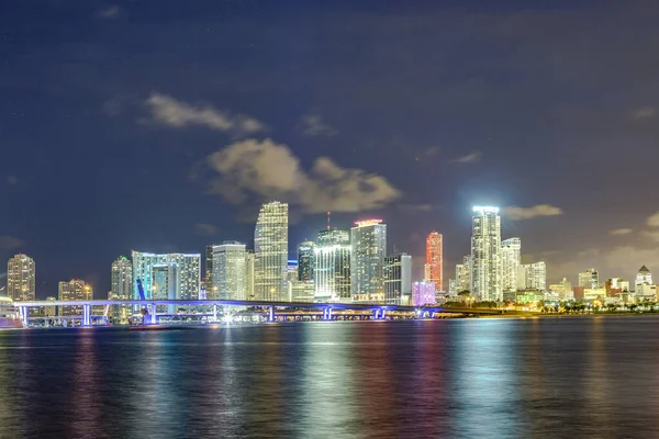 Miami City Skyline Panorama Skymningen Med Urban Skyskrapor Och Bro — Stockfoto