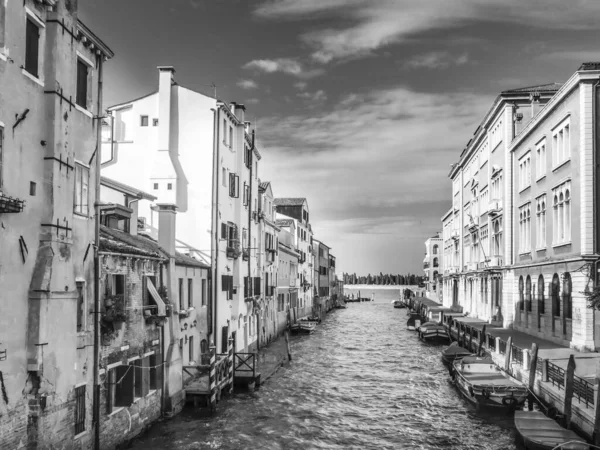 Canal Étroit Bordé Bâtiments Faible Hauteur Scène Canal Emblématique Venise — Photo