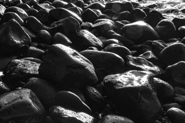 Praia Pedra Seixo Luz Manhã Com Reflexos Harmônicos — Fotografia de Stock