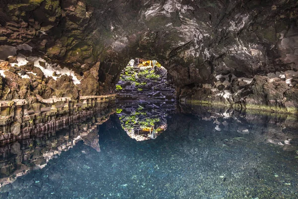 스페인 카나리아 란사로테에 호수가 경치좋은 동굴인 오스델 아과아 — 스톡 사진