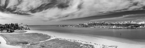 Άποψη Από Ferragudo Έως Τον Ορίζοντα Του Portimao Στην Ακτή — Φωτογραφία Αρχείου