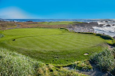 Kaliforniya 'da 1. Otoyol' dan görülen Çakıl Plajı Golf Kulübü 'nün golf yeşili.