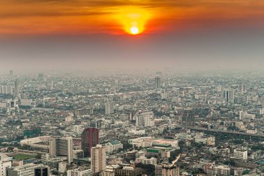 Gün batımında Bangkok silueti görünüyor.
