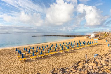 Playa Blanca 'da kapalı plaj, Lanzarote' de insan yok.