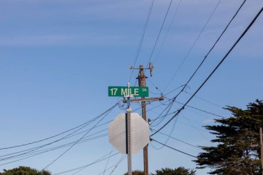 Gün batımında Monterey yakınlarındaki boş kumsal Pebble Plajı