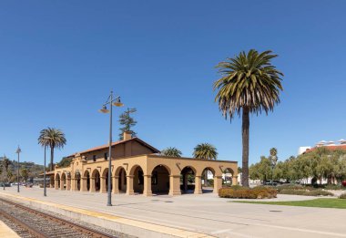 Manzaralı Santa Barbara tren istasyonu Mission tarzında inşa edildi.