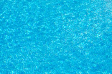 Yüzme havuzundaki mavi küçük fayansların arkaplanı yumuşak dalgalarla uyumlu arkaplan olarak