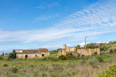 Portekiz, Avrupa 'daki Algarve bölgesinde terk edilmiş eski, çürümüş çiftçi kulübesi.