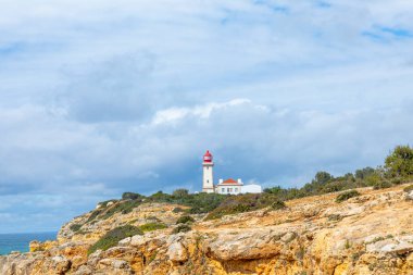 Portekiz, Carvoeiro 'da, Algarve' nin vahşi sahillerindeki ünlü tarihi deniz feneri.