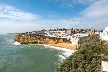 Portekiz 'deki Algarve' de romantik balıkçılar köyü carvoeiro manzarası