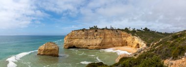 Carvoeiro 'daki Algarve sahilinde sahili olan manzaralı uçurum manzarası.