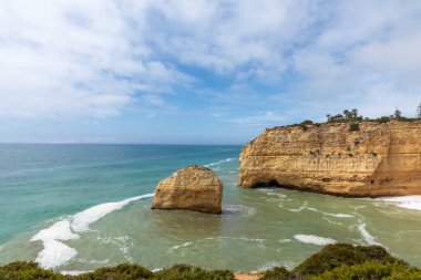 Carvoeiro 'daki Algarve sahilinde sahili olan manzaralı uçurum manzarası.