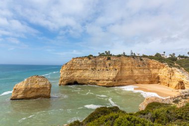 Carvoeiro 'daki Algarve sahilinde sahili olan manzaralı uçurum manzarası.