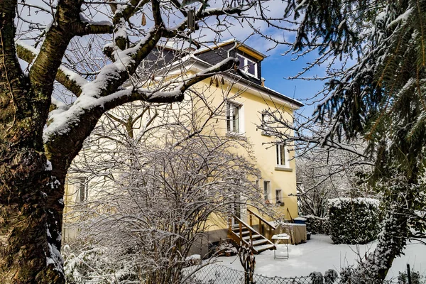 Altes Deutsches Haus Winter Mit Schnee Und Bäumen — Stockfoto