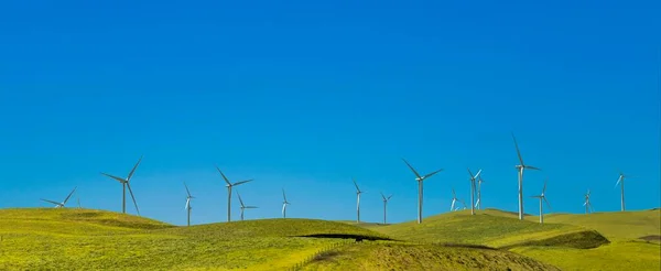 Mnoho Větrných Generátorů Zeleném Kopci Nedaleko San Franciska — Stock fotografie