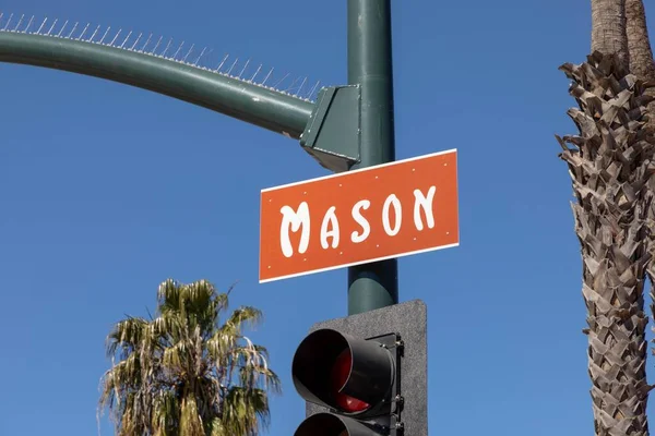 Santa Barbara Sokak Adı Mason Mavi Gökyüzünün Altında Kırmızı Renk — Stok fotoğraf