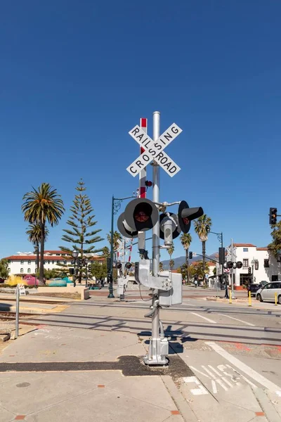 Señal Cruce Ferrocarril Bajo Cielo Azul Claro —  Fotos de Stock