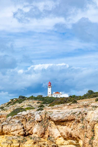 葡萄牙卡沃罗阿尔加夫野生海岸著名的历史灯塔卡沃罗 — 图库照片