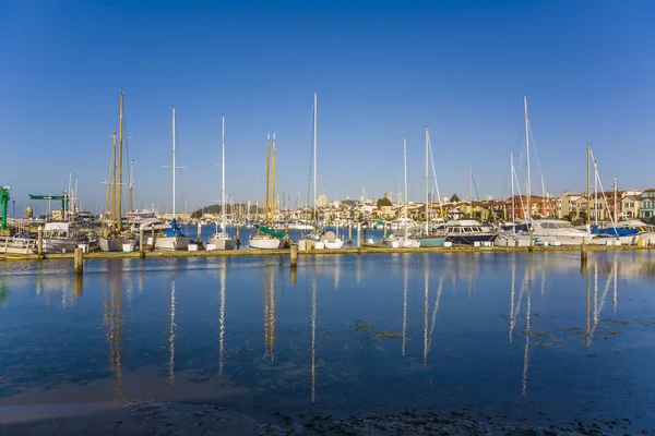 San Francisco, ABD - 23 Temmuz 2008: San Francisco 'daki ünlü yat kulübünde tekneli marina. San Francisco Yat Kulübü, Mississippi 'nin batısındaki en eski yat kulübüdür..