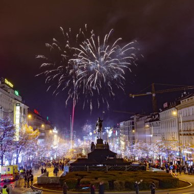Prag, Çek Cumhuriyeti - 1 Ocak 2010: Prag Meydanı 'nda, Wenceslas Meydanı' nda 2019 yılının büyük kutlaması. Yüzlerce insan havai fişek atıp havai fişek atıyordu.