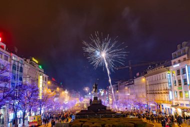 Prag, Çek Cumhuriyeti - 1 Ocak 2010: Prag Meydanı 'nda, Wenceslas Meydanı' nda 2019 yılının büyük kutlaması. Yüzlerce insan havai fişek atıp havai fişek atıyordu.