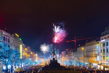 Prag, Çek Cumhuriyeti - 1 Ocak 2010: Prag Meydanı 'nda, Wenceslas Meydanı' nda 2019 yılının büyük kutlaması. Yüzlerce insan havai fişek atıp havai fişek atıyordu.