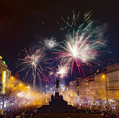 Prag, Çek Cumhuriyeti - 1 Ocak 2010: Prag Meydanı 'nda, Wenceslas Meydanı' nda 2019 yılının büyük kutlaması. Yüzlerce insan havai fişek atıp havai fişek atıyordu.