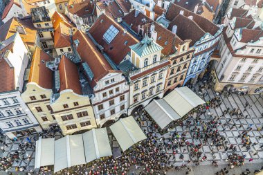 Prag, Çek Cumhuriyeti - 1 Ocak 2020: Prag 'daki belediye binasında insanların hava görüntüsü ünlü çanları izliyor.