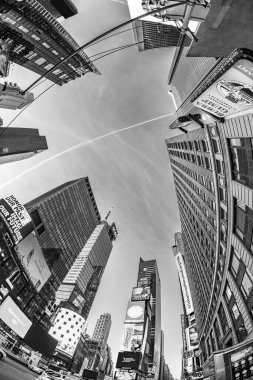 NEW YORK, ABD - OCT 21, 2015: Times Meydanı, Broadway tiyatroları ve çok sayıda LED işareti ile birlikte, New York ve ABD 'nin bir sembolüdür..
