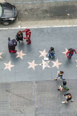 Los Angeles, ABD - 5 Mart 2019: Yıldız ve oyuncu arayan turistlerin film figürlerine poz vererek para kazanması.