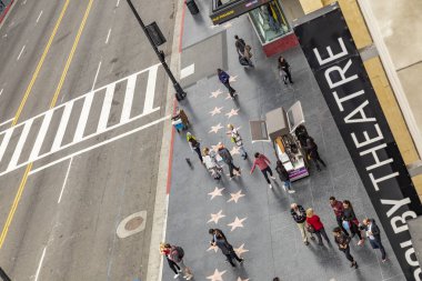 Los Angeles, ABD - 5 Mart 2019: Yıldız ve oyuncu arayan turistlerin film figürlerine poz vererek para kazanması.