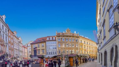Prag, Çek Cumhuriyeti - 1 Ocak 2010: İnsanlar Prag 'daki Noel pazarını ziyaret ediyor.