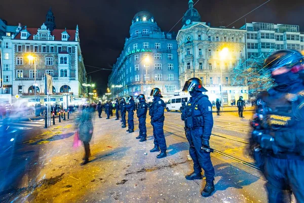 チェコ共和国プラハ 2020年1月1日 警察はプラハのシルベスターパーティーで飲酒運転者のために路面電車に入らないことに注意を払っています — ストック写真
