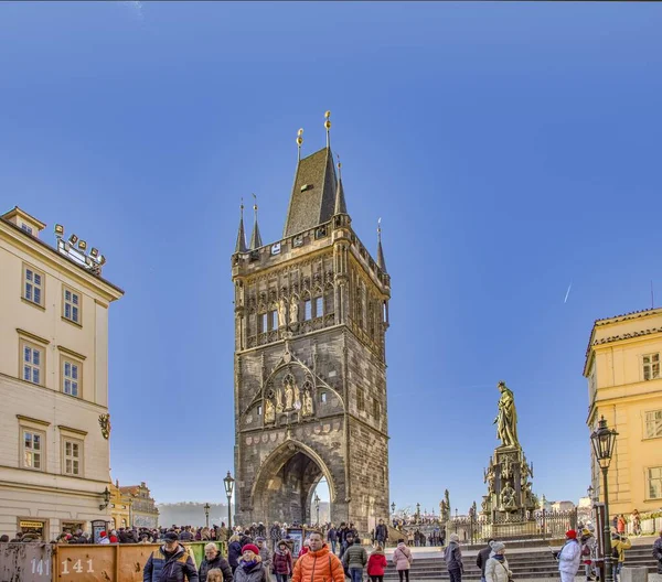 Praag Tsjechië Januari 2020 Mensen Die Karelsbrug Lopen Praag Tsjechië — Stockfoto