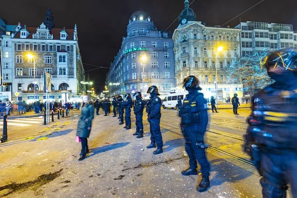 Praga Czechy Stycznia 2020 Policja Zwraca Uwagę Niewchodzenie Tory Tramwajowe — Zdjęcie stockowe