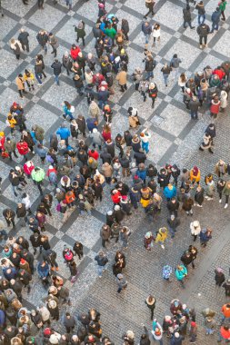 Prag, Çek Cumhuriyeti - 1 Ocak 2020: Prag 'da insanların havadan görünüşü belediye binasındaki ünlü çanları izliyor. 0: Prag' daki ünlü çanları izleyen insanların hava görüntüsü.