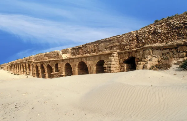 以色列Caesarea的旧罗马村庄的Aequaduct — 图库照片