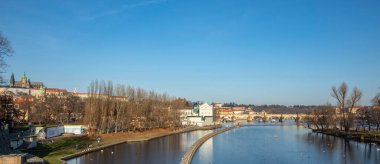 Prag 'ın ufuk çizgisi Vltava nehri ve Prag şatosu olan eski kasabanın güvertesi.