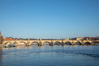 Vltava Nehri ve Charles Köprüsü ile Prag 'ın ufuk çizgisi