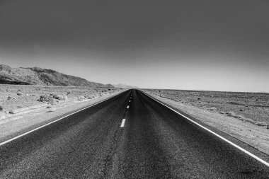 Ölüm vadisinde boş bir yol Mavi gökyüzünün altında