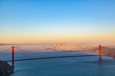 Ünlü San Francisco Golden Gate Köprüsü öğleden sonra ışığı altında
