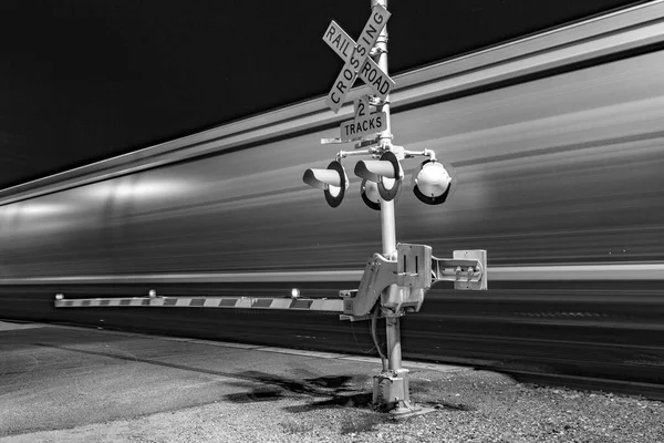 Cruce Ferrocarril Por Noche Con Cartel Kingman —  Fotos de Stock