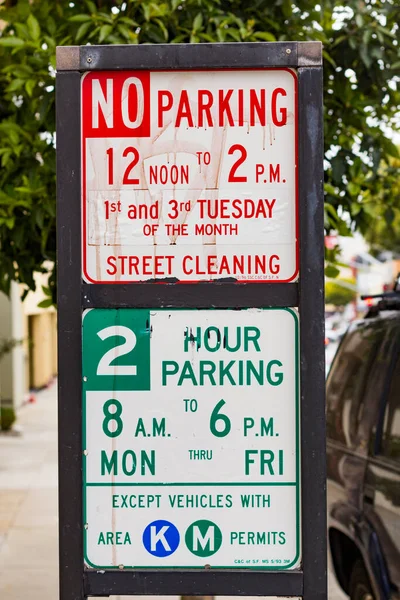 旧金山的停车标志表示禁止停车时间 — 图库照片