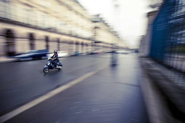 Paris motorlu scooter