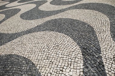 Bir sallayarak içinde siyah ve beyaz cobblestones desen