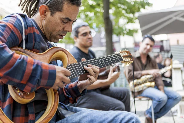 Streetmusicians in the streets of Lisbon — Stock Photo, Image